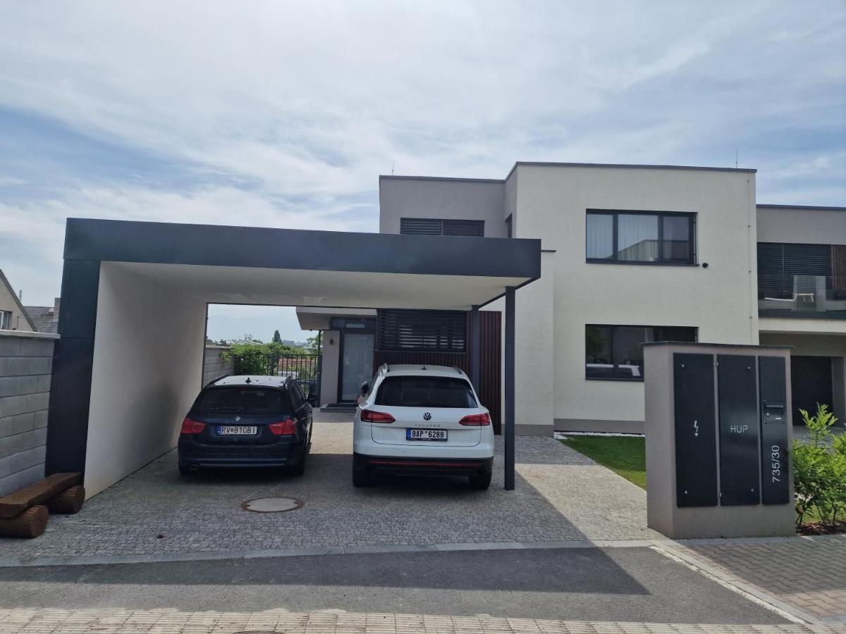 Quiet 1-bedroom In A Basement Of New Praga