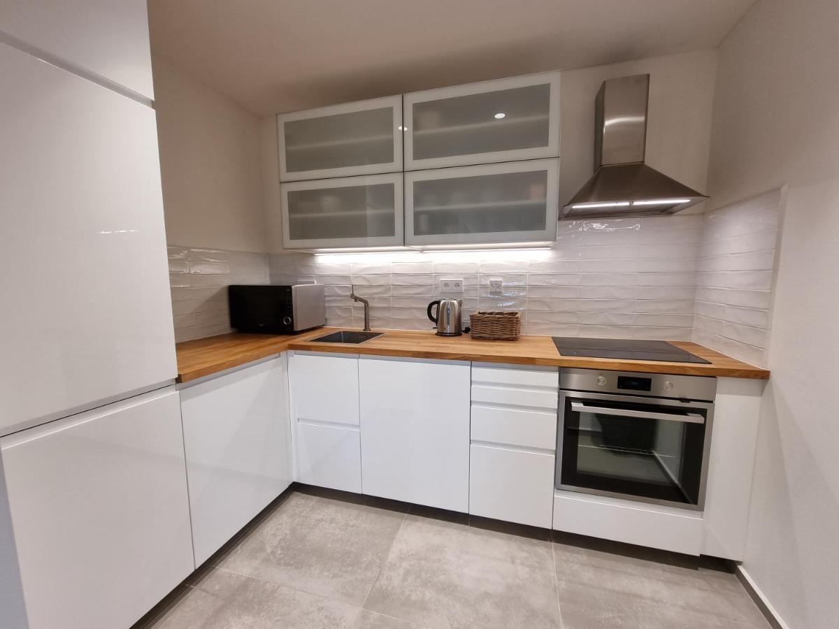 Quiet 1-bedroom In A Basement Of New * Praga