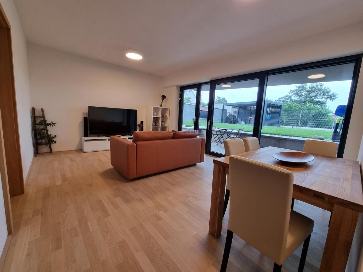 Quiet 1-bedroom In A Basement Of New * Praga