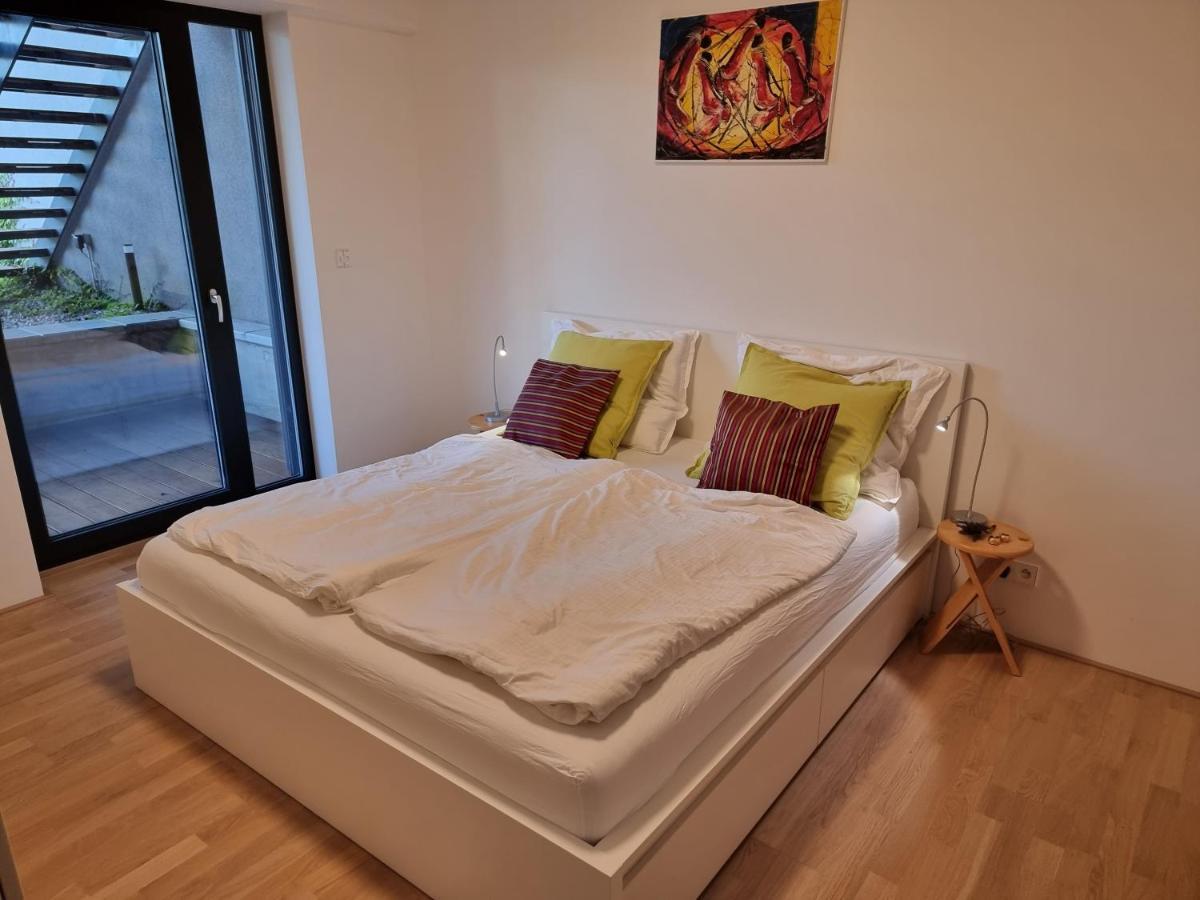 Quiet 1-bedroom In A Basement Of New Appartamento Praga