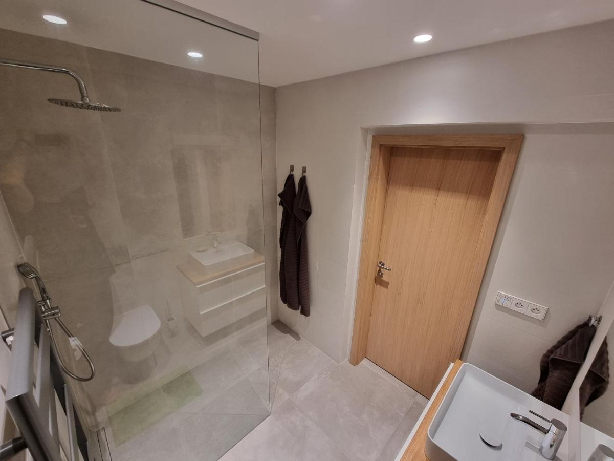 Quiet 1-bedroom In A Basement Of New Praga