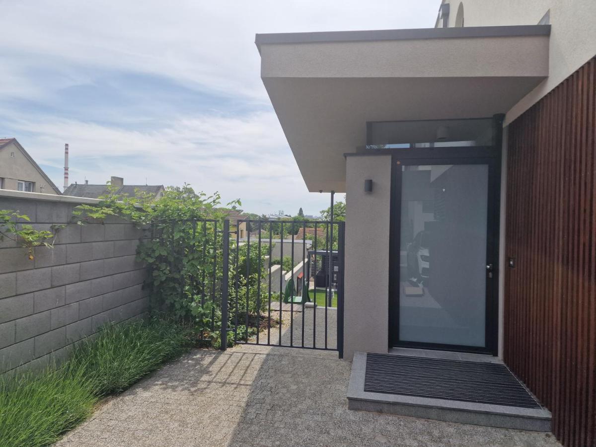 Quiet 1-bedroom In A Basement Of New * Praga